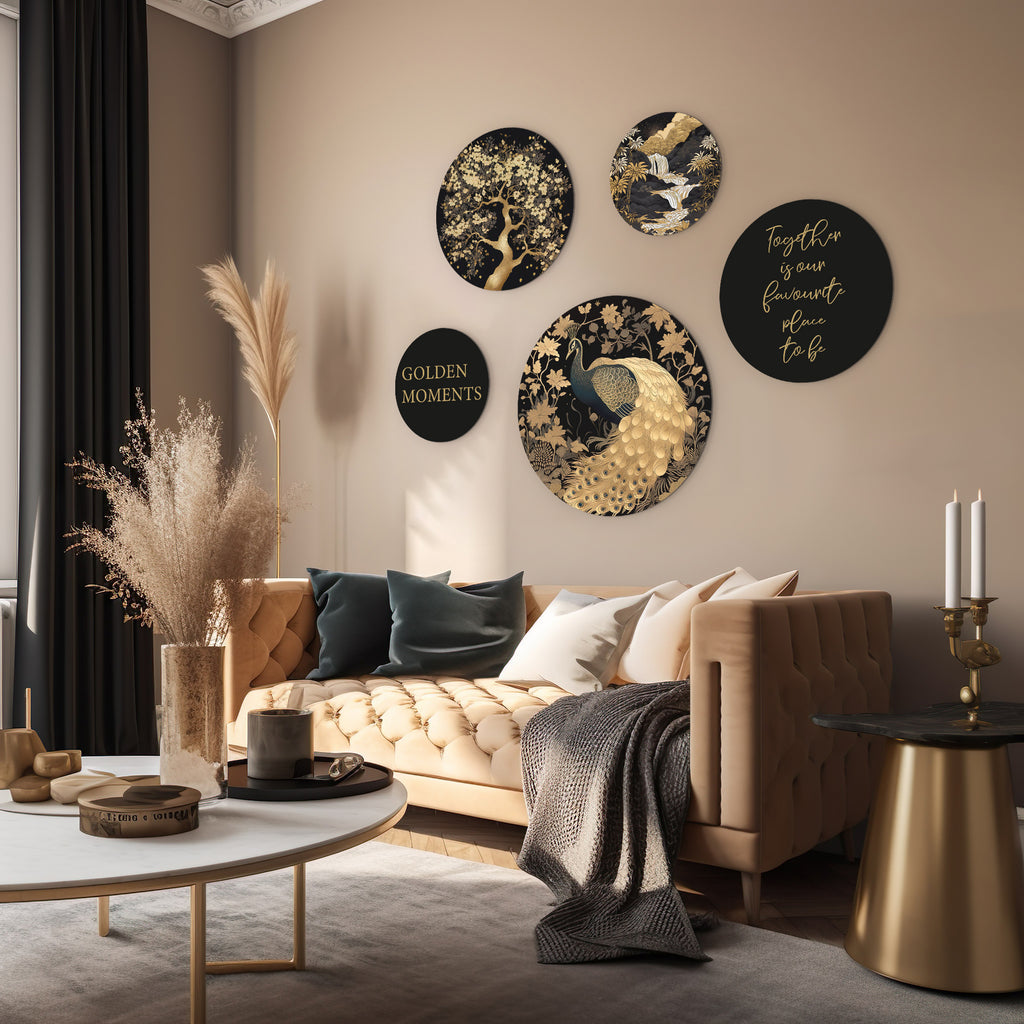 Woonkamer met gouden accenten en rieten decoraties versierd met de 'Golden Moments' muurcirkel set van Wallingo