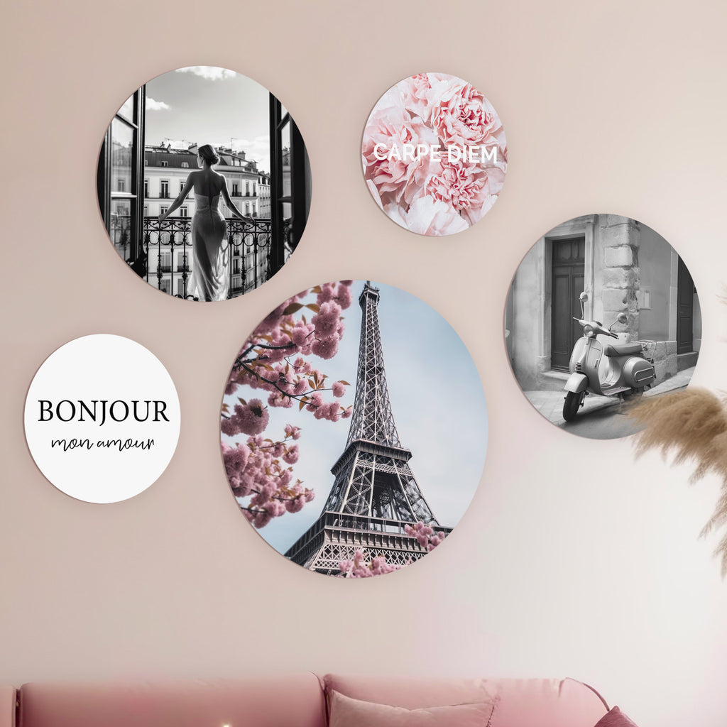 Close-up van Wallingo's 'Charming Paris' muurcirkel set in een stijlvolle woonkamer.